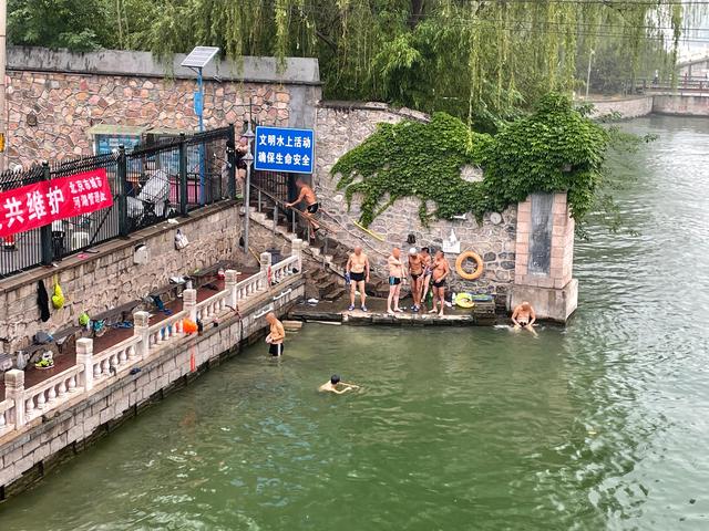 北京河湖水质：北京城市河湖频现市民游泳玩水(1)