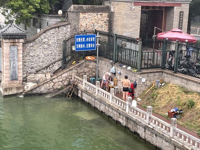 北京河湖水质：北京城市河湖频现市民游泳玩水(7)