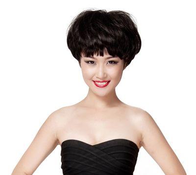 蘑菇头换什么发型好看 女生蘑菇头发型与服装的完美搭配(4)