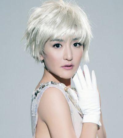蘑菇头换什么发型好看 女生蘑菇头发型与服装的完美搭配(1)