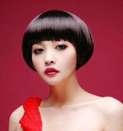 蘑菇头换什么发型好看 女生蘑菇头发型与服装的完美搭配(2)