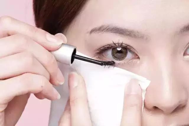 化妆师一般用什么睫毛膏 常见的睫毛膏使用雷区(17)